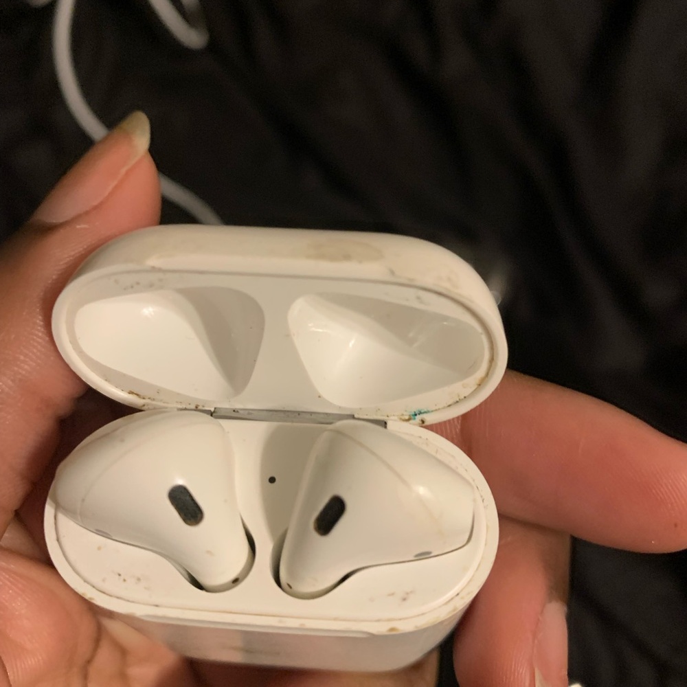 AirPods second gen - Picture 3 of 8